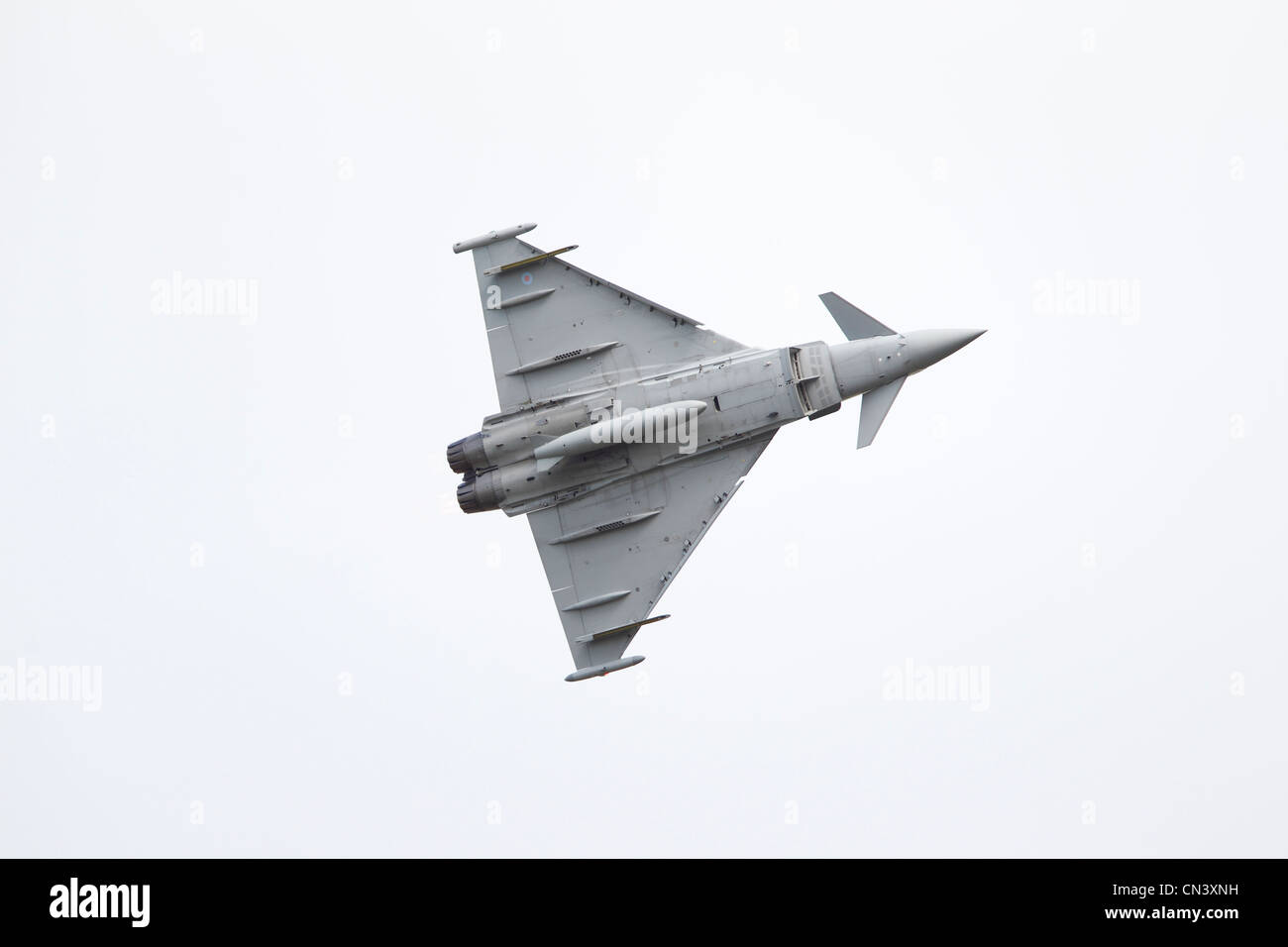 Eurofighter EF-2000 Typhoon FGR4 Royal Air Force ZJ923. Eurofighter Typhoon è un twin-motore, canard-ala delta, multirole fighter.[6][7] Il tifone è stato progettato da un consorzio di tre società: EADS e Alenia Aeronautica e BAE Systems; lavora attraverso una società holding, Eurofighter GmbH, che è stata formata nel 1986. Foto Stock