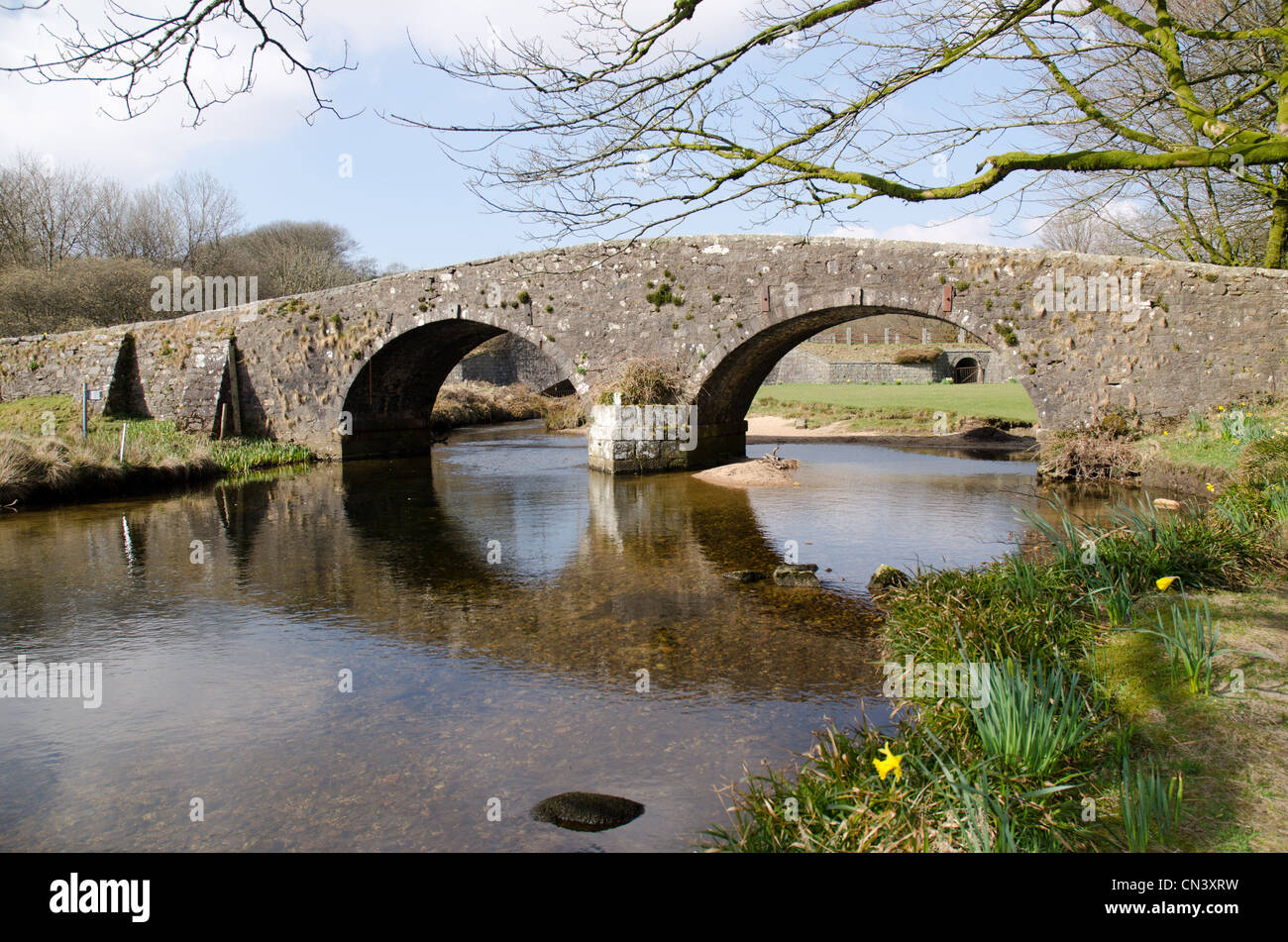 Due Ponti. Il vecchio ponte sul West Dart River a due ponti nel Parco Nazionale di Dartmoor nel Devon England Regno Unito Foto Stock