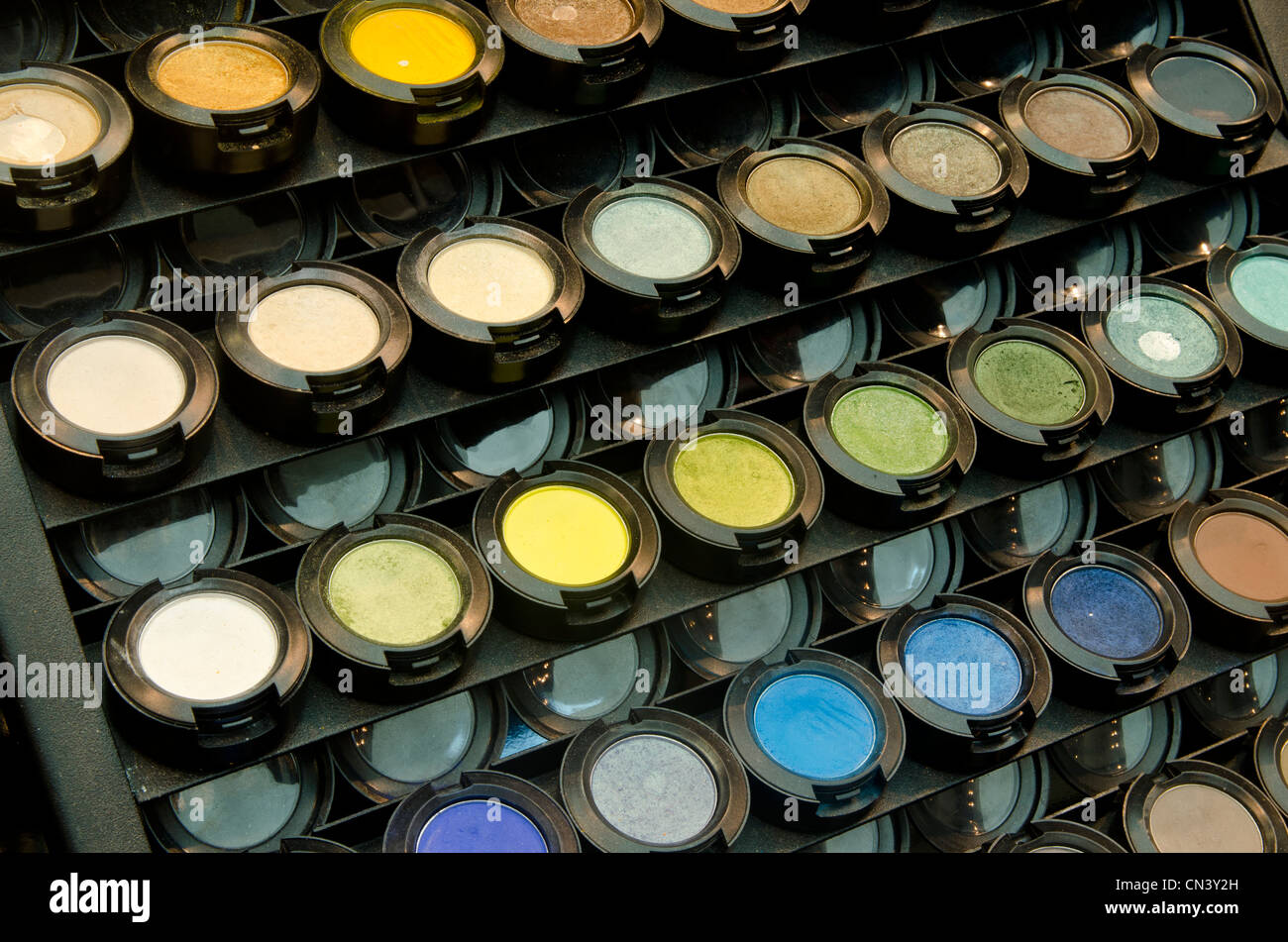 Close up di coloratissimi ombretto tavolozza gruppo Foto Stock
