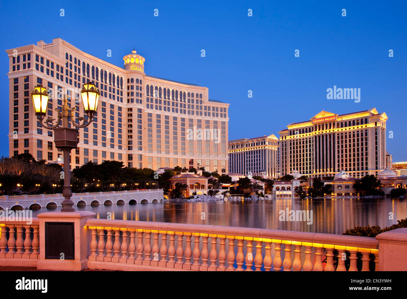 Il Bellagio Hotel and Casino al crepuscolo, Las Vegas in Nevada, STATI UNITI D'AMERICA Foto Stock