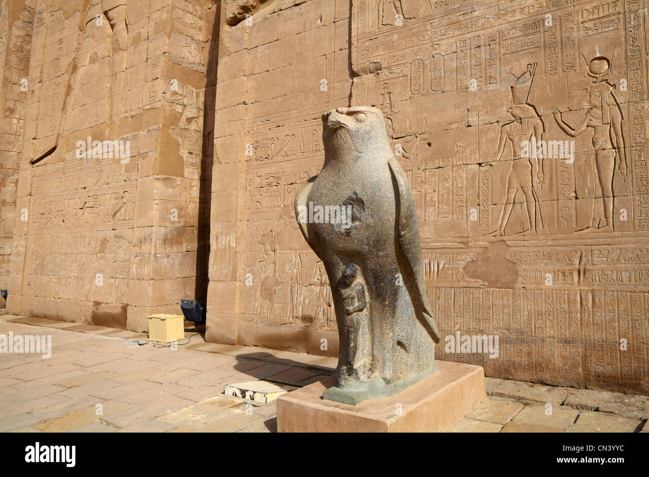 Egitto - di Edfu, il Tempio di Horus, statua di Horus nella parte anteriore del tempio Foto Stock