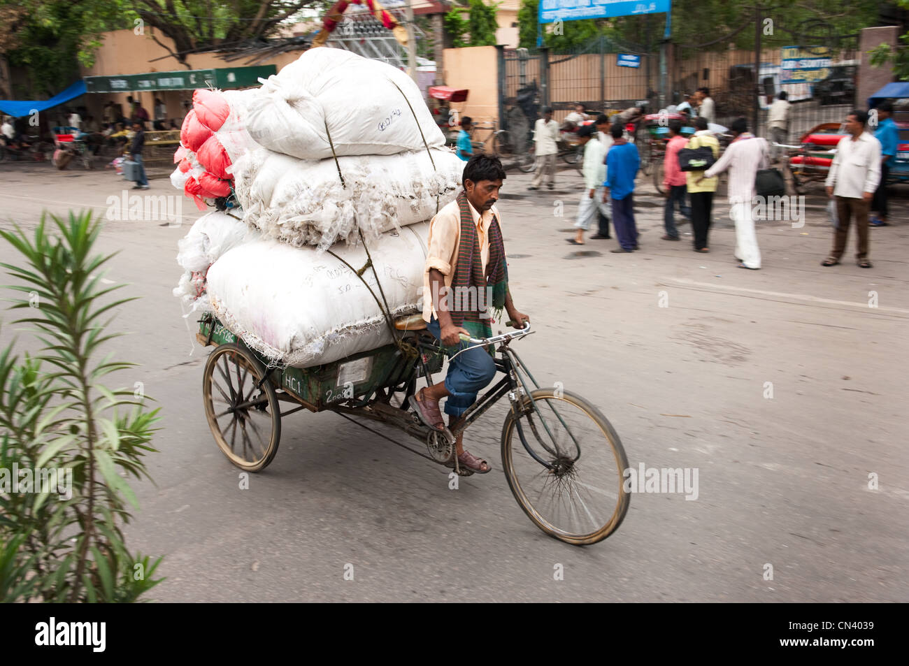 Una strada trafficata scena in India Foto Stock