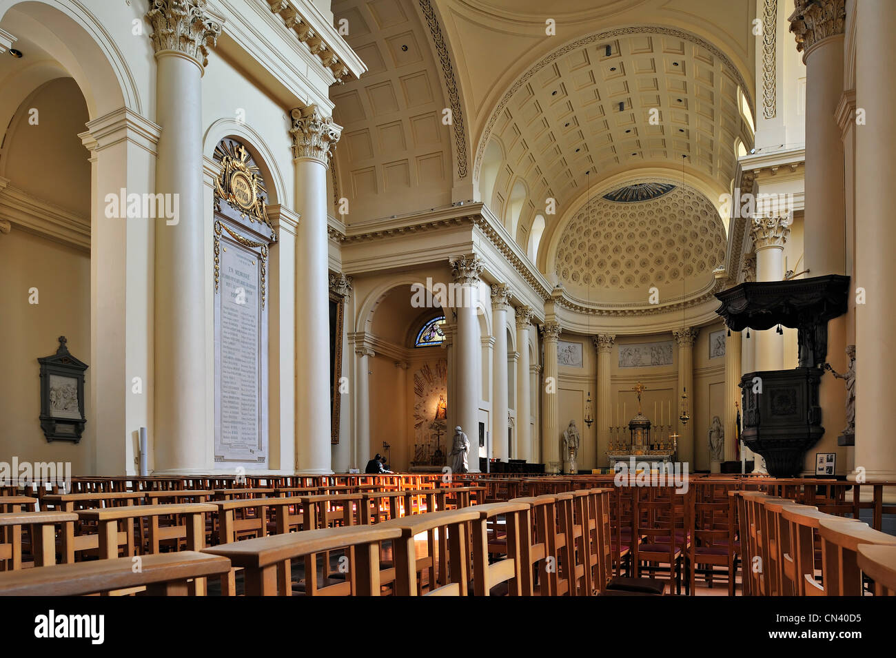 Interno della chiesa di Saint Jacques-sur-Coudenberg mostra colonne corinzie, Bruxelles, Belgio Foto Stock