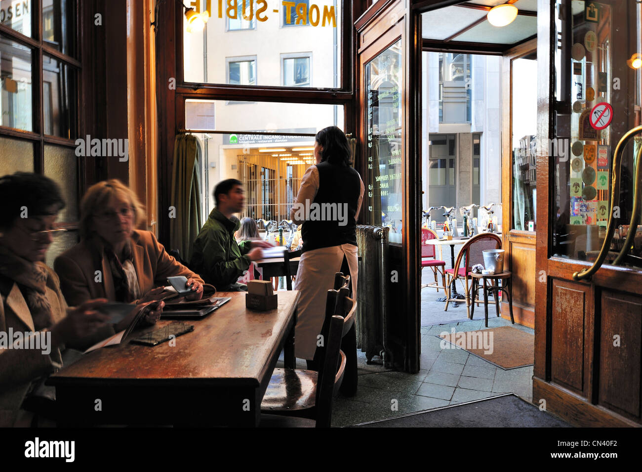 Cameriera facendo ordine di due donne anziane nella caffetteria brasserie A La Mort Subite, un pub in stile Belle Epoque, Bruxelles, Belgio Foto Stock
