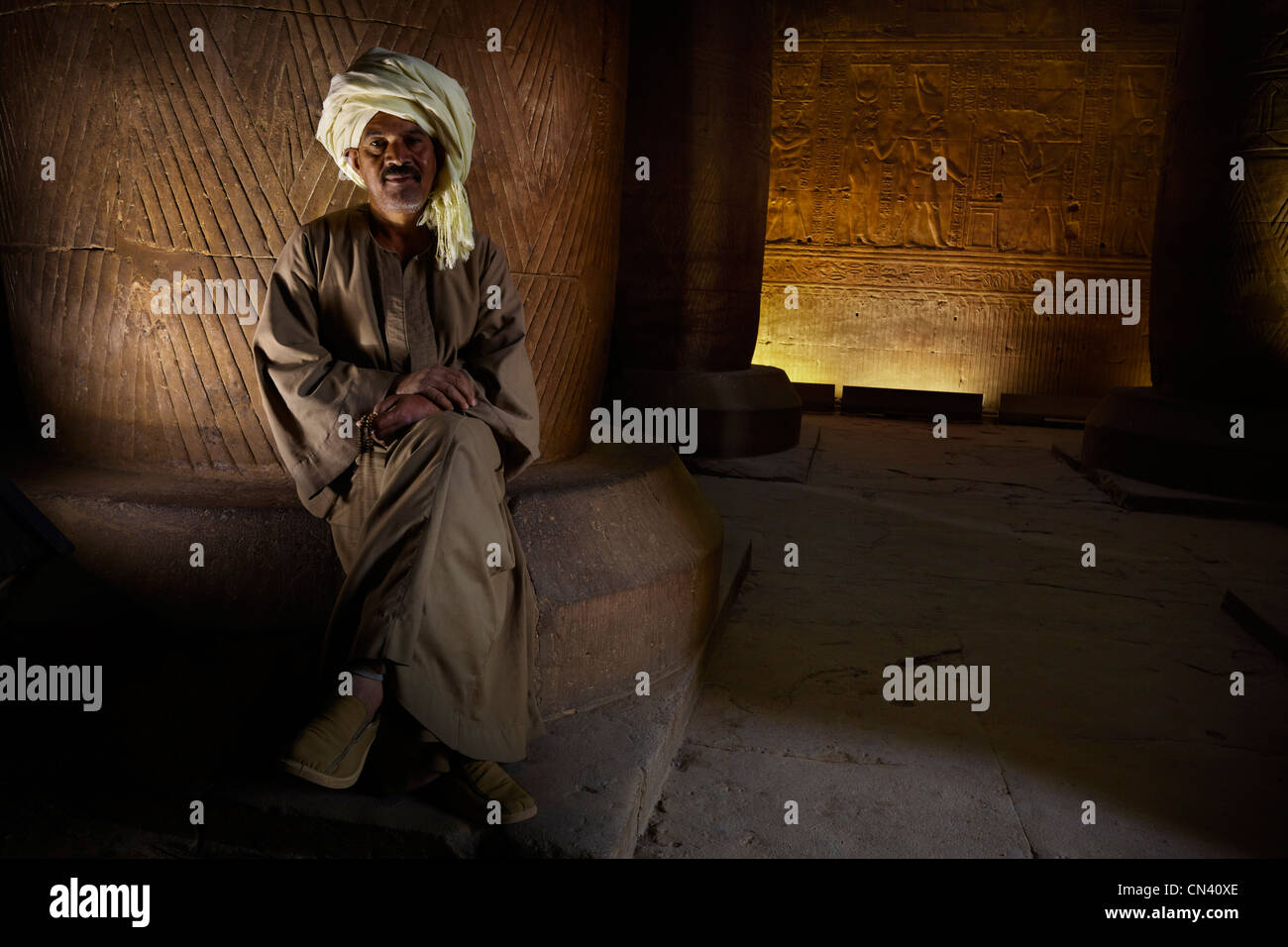Egitto - di Edfu, il Tempio di Horus, ritratto di uomo egiziano all interno del tempio Foto Stock