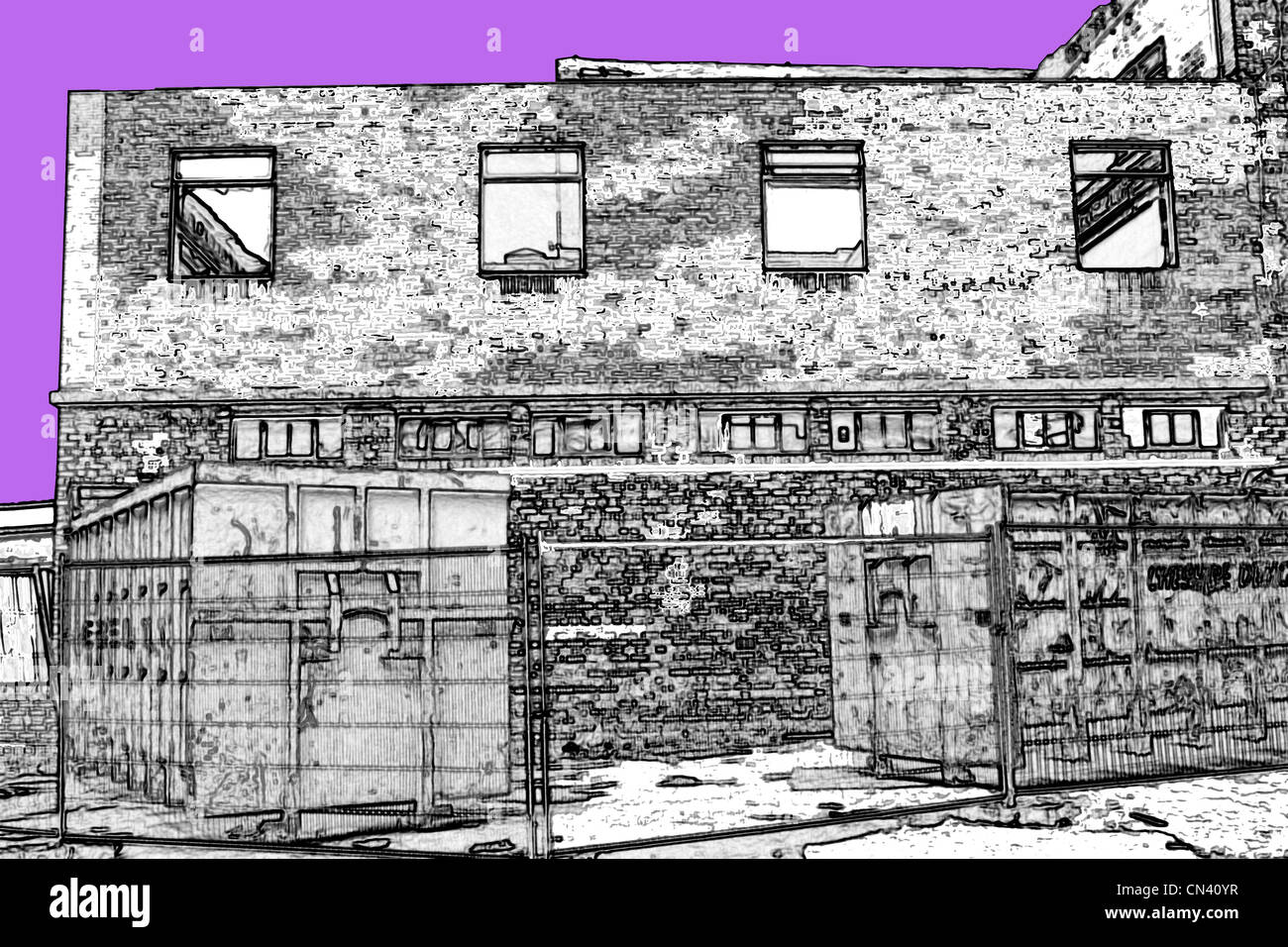 Cielo colorato dietro deadpan e brutto industriale edifici britannici dal nord dell'Inghilterra. Foto Stock