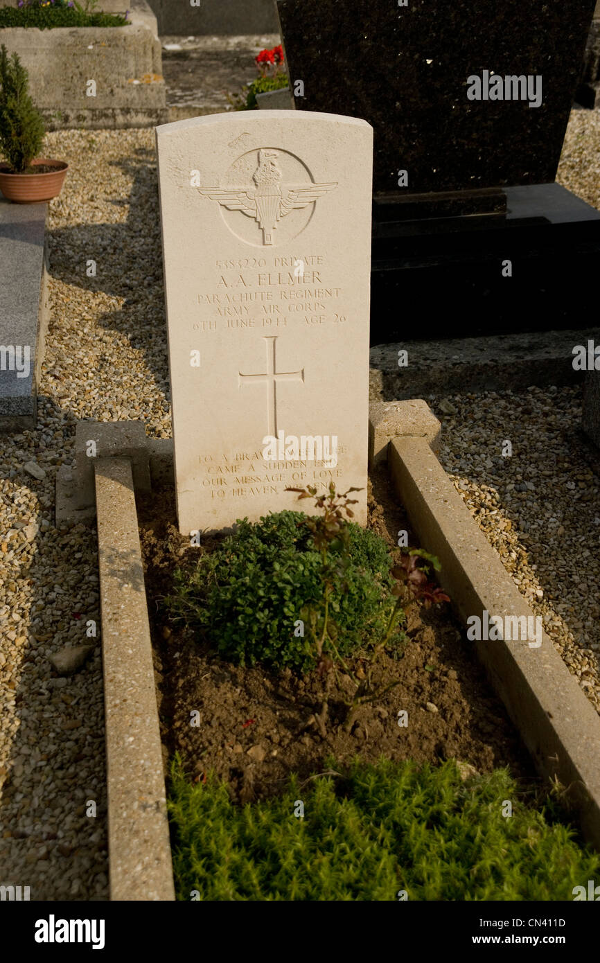 Tomba di un paracadutista britannico che è stato ucciso sulla D giorno 6 giugno 1944 a Benouville chiesa in Normandia Francia Foto Stock