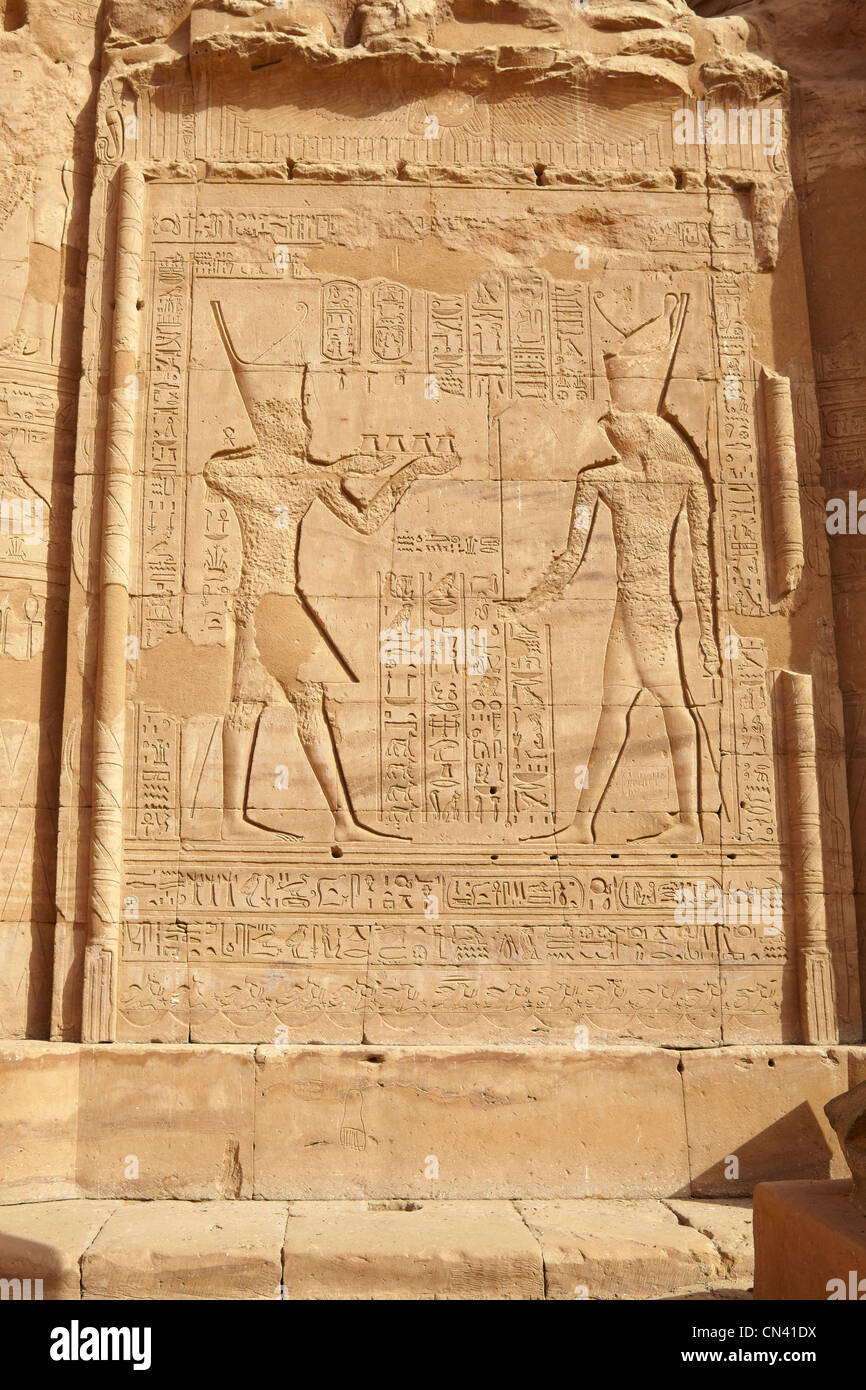 Egitto - di Edfu, il Tempio di Horus, rilievo della parete all'interno del Tempio di Horus Foto Stock