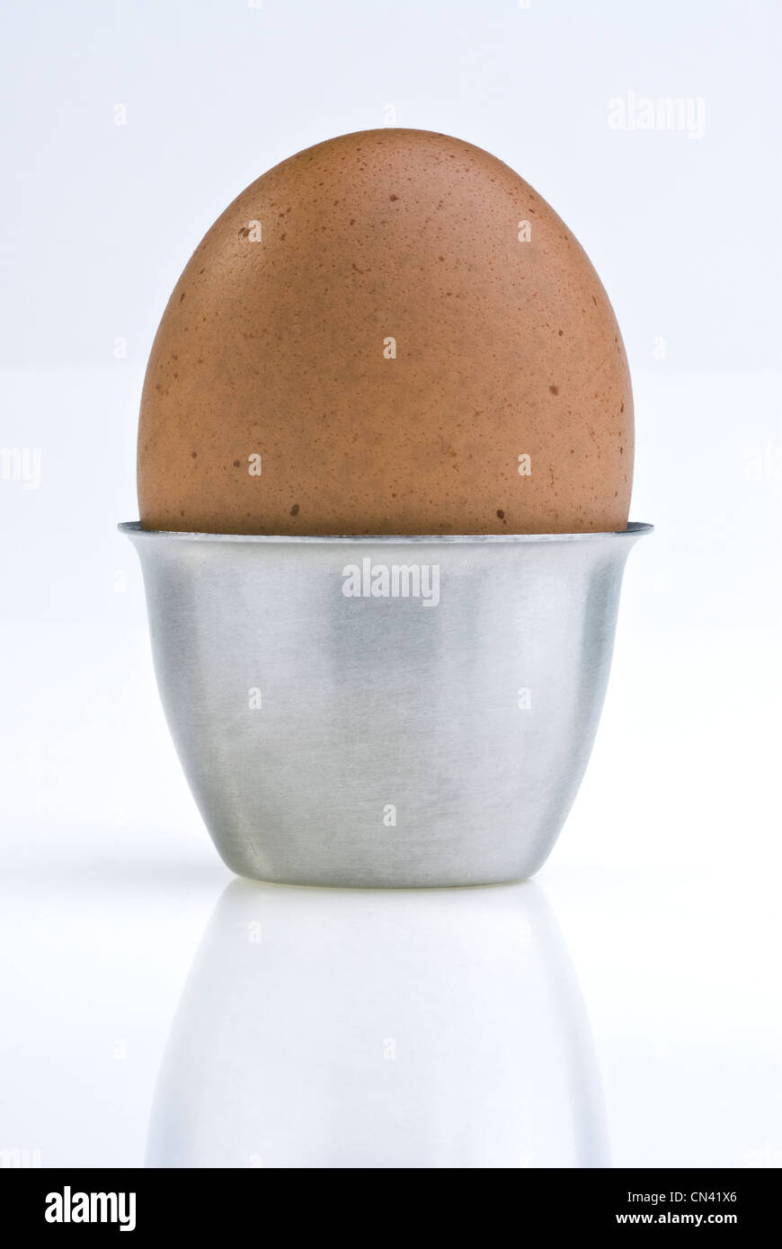 Seduta di uova in un uovo di metallo cup. Foto Stock