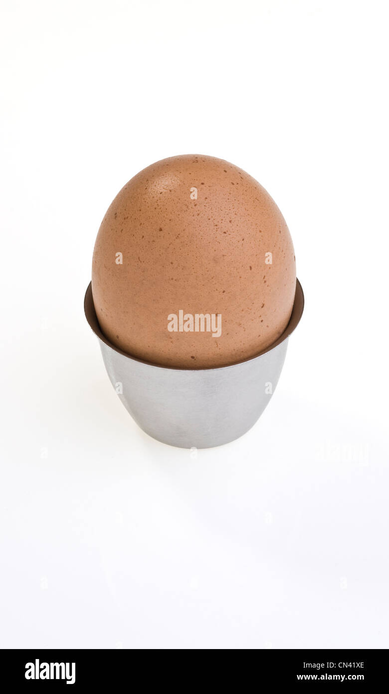 Seduta di uova in un uovo di metallo cup. Foto Stock