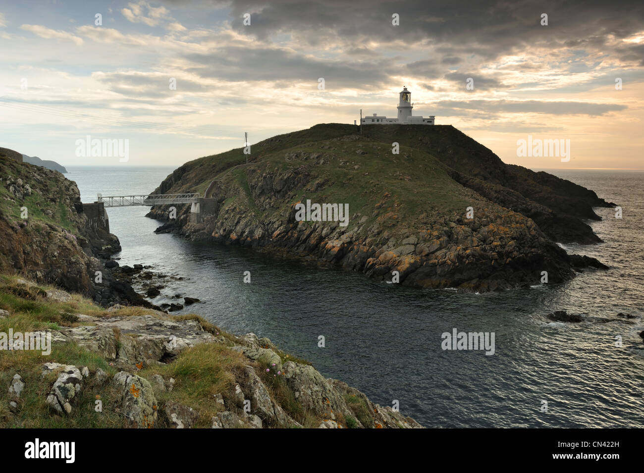 Strumble Head Lighthouse siede su Ynys Meicel (St. Michael's Island) sul nord Pembrokeshire Coast, il Galles. Foto Stock