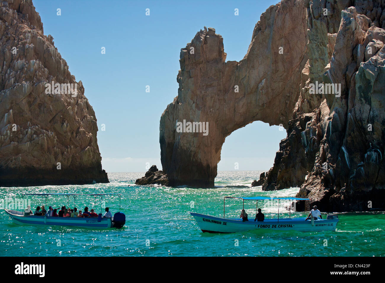 Los Arcos arch e tourboats lungo la costa di Cabo San Lucas nel mare di Cortez- Cabo San Lucas-Mexico. Foto Stock