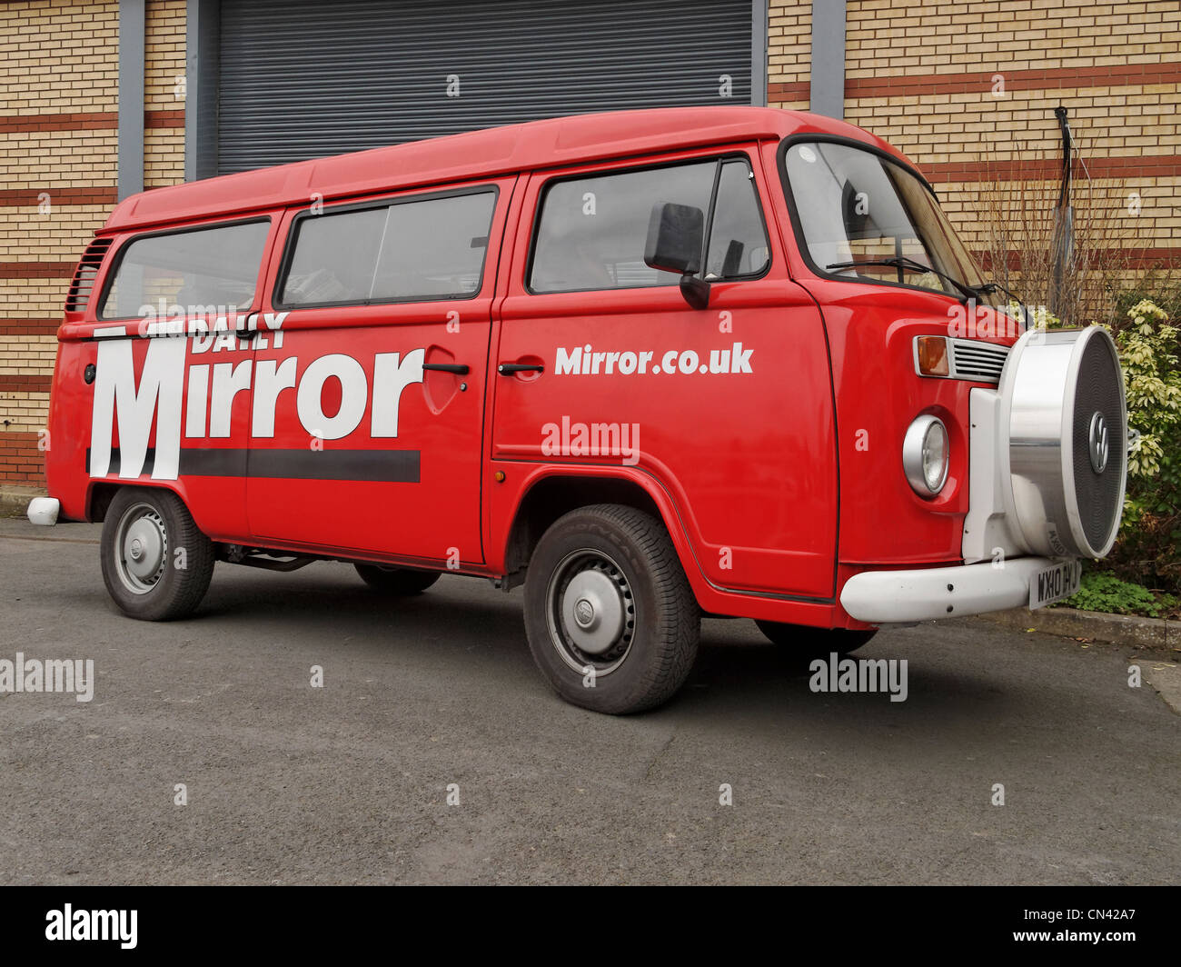 Un raffreddato ad acqua VW Transporter van essendo utilizzato per pubblicizzare il quotidiano Daily Mirror. Foto Stock