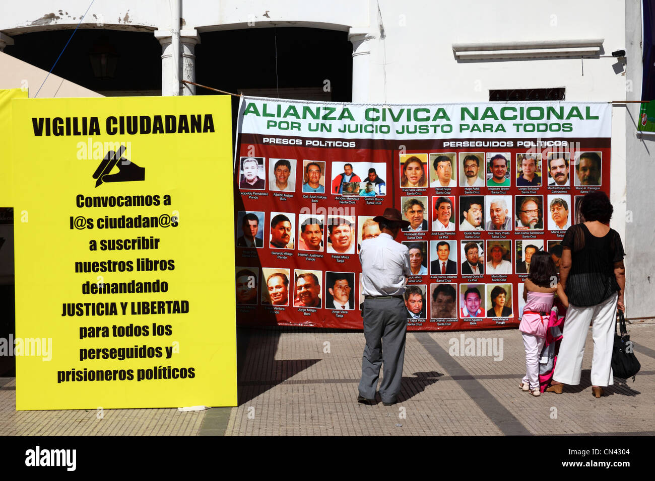 Persone che guardano la palizzata che mostra le figure di opposizione che sostengono di essere ingiustamente perseguitati, Santa Cruz, Bolivia Foto Stock