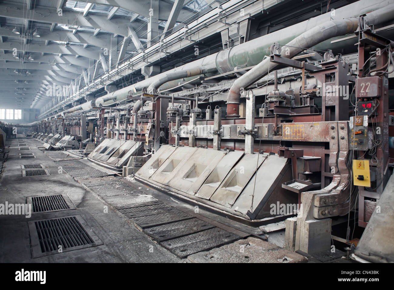 Alluminio impianto metallurgico con bagni di elettrolisi. Non ferrosi  metallurgia russa. Posizione orizzontale Foto stock - Alamy