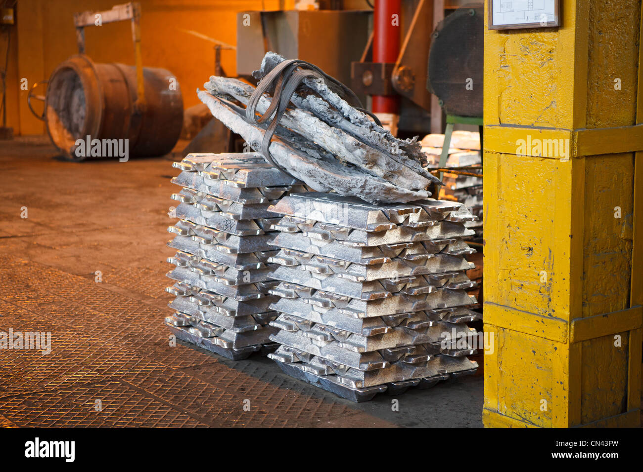 Mattoni di alluminio non ferrosi impianti metallurgici. Russo fabbrica metallurgia. Grigio metallo Foto Stock