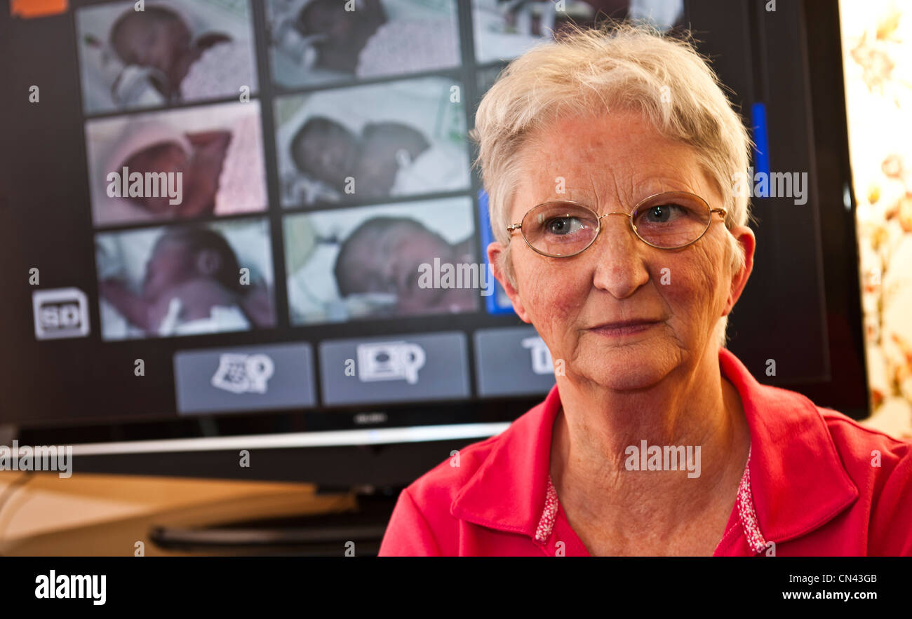 BRONWEN EVANS osservando le immagini dei suoi due nuovi grand-figlie nati prematuramente in ospedale Bronglais Aberystwyth Wales UK Foto Stock