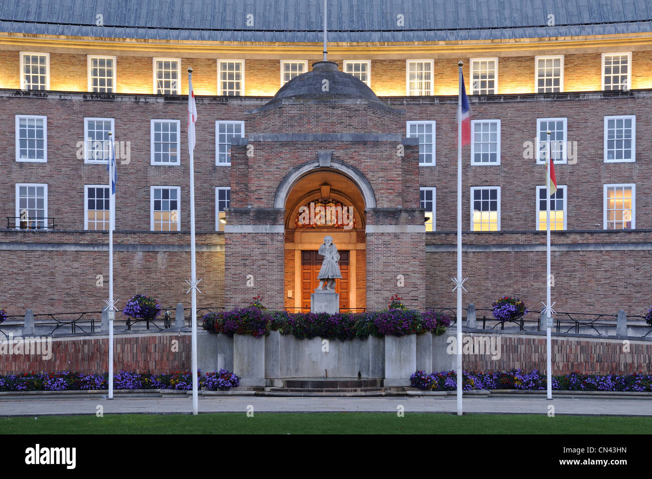 Bristol City Council House accesa fino al tramonto. Bristol, Regno Unito. Foto Stock