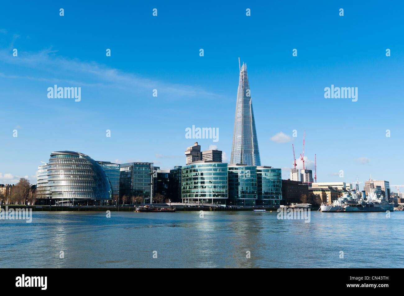La Shard e Municipio tra i nuovi edifici sulla sponda meridionale del fiume Tamigi. Londra. Foto Stock
