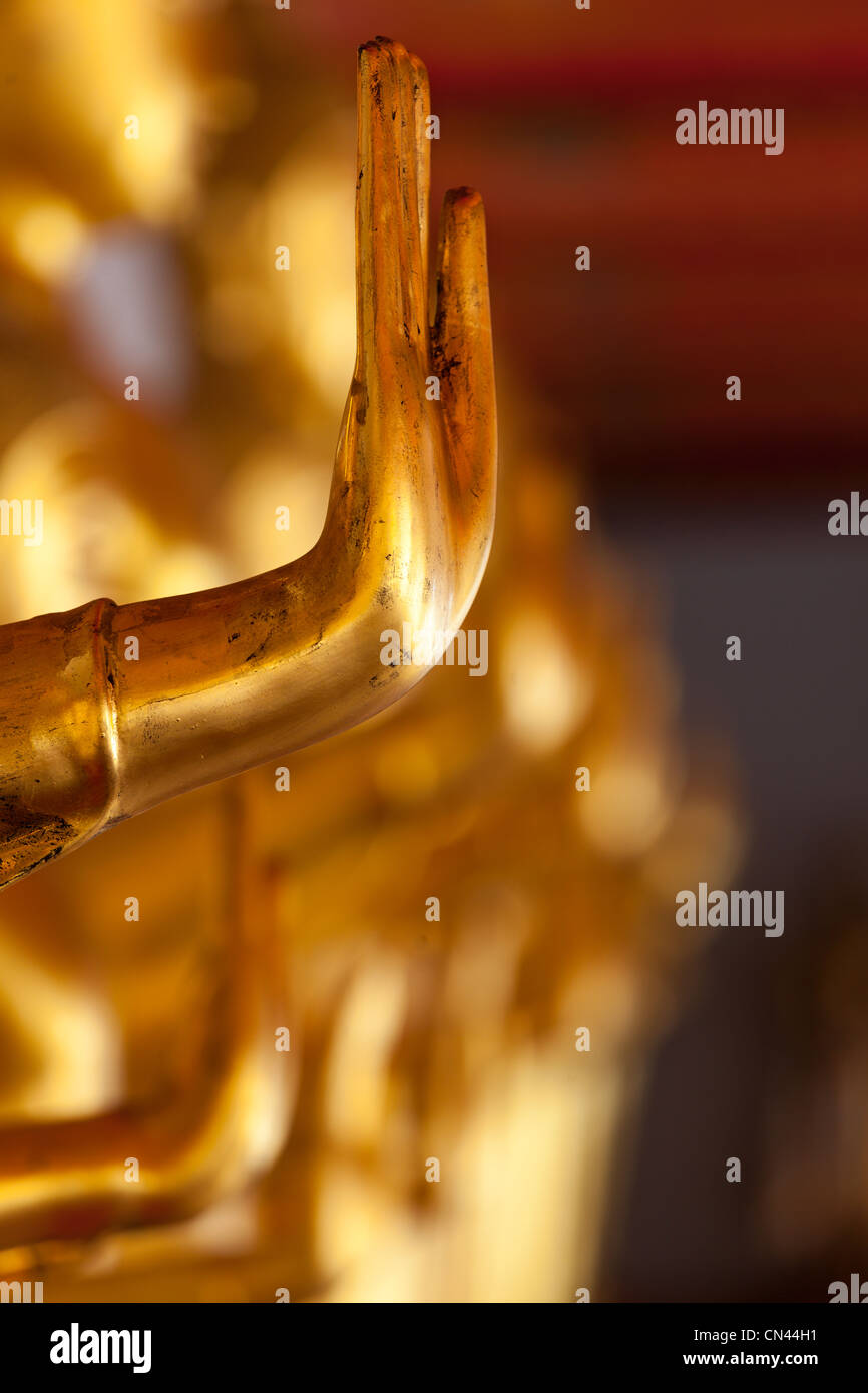 Il Buddha statua dorata mano benedicente, Wat Pho, Bangkok, Thailandia Foto Stock