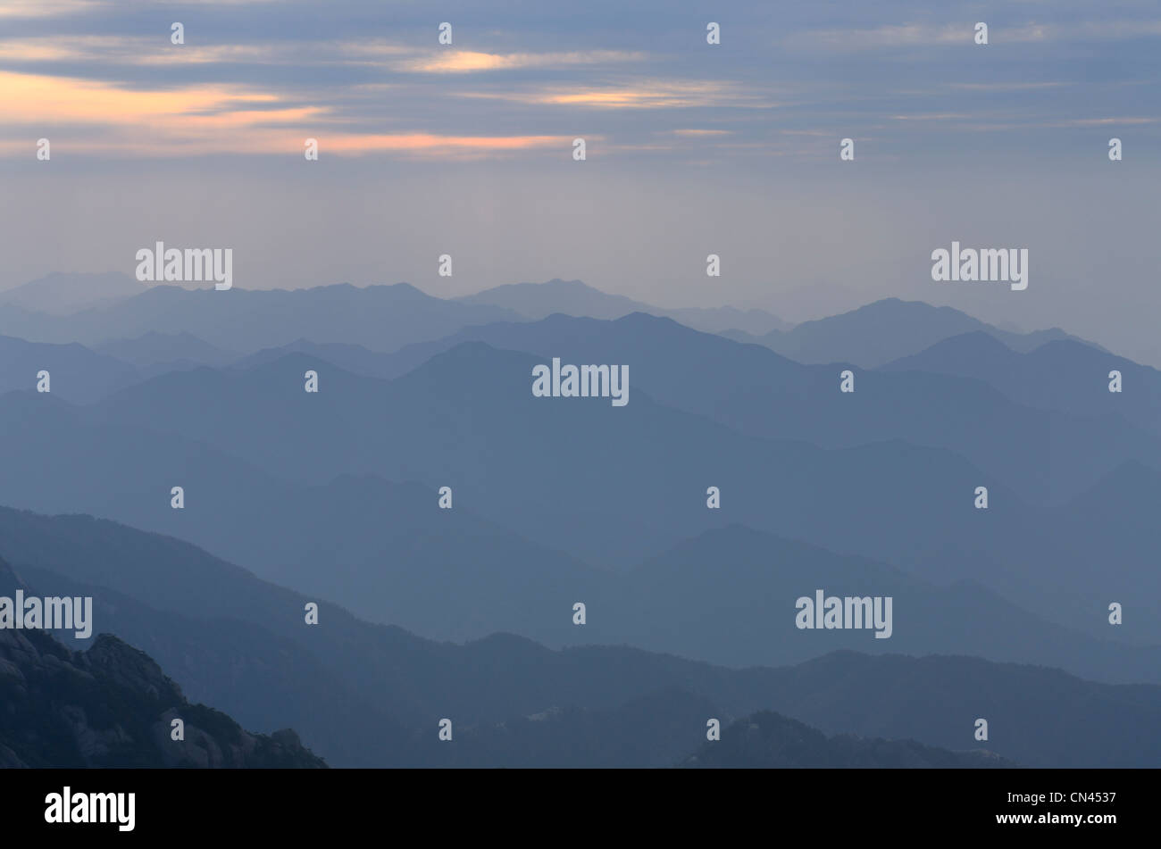 Luce della Sera sui picchi del Mare del Sud dal Vertice luminoso giallo Huangshan Mountain Repubblica Popolare Cinese Foto Stock