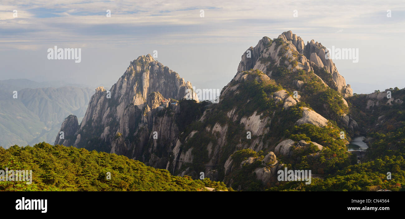 Lotus picco schermo giada tower con hotel e la città celeste picco di luminosità sulla sommità huangshan gialle di montagna la Cina Foto Stock