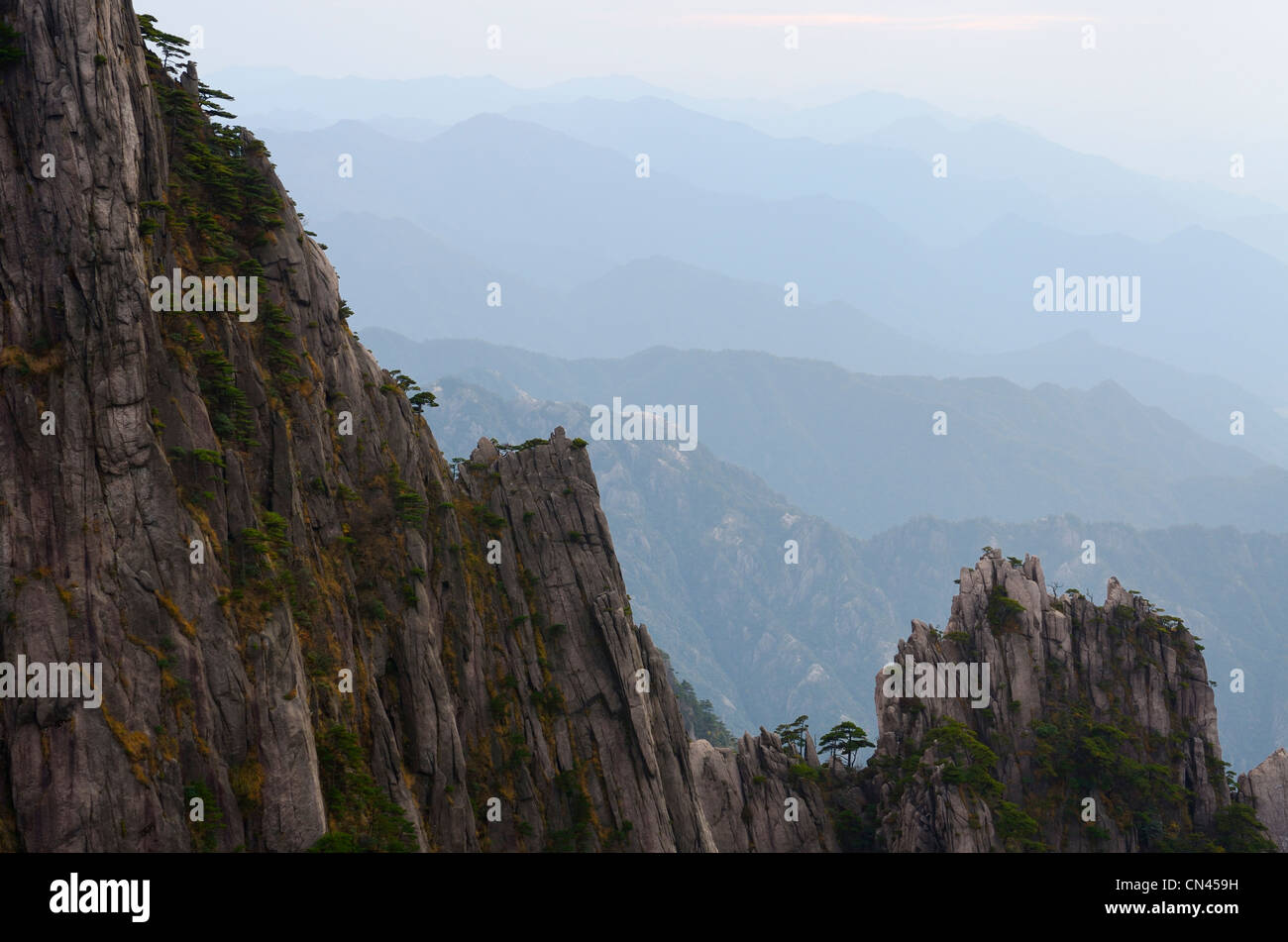 Receding picchi di montagna a colonna in pietra a picco il mare occidentale area gialla huangshan mountain cina Foto Stock