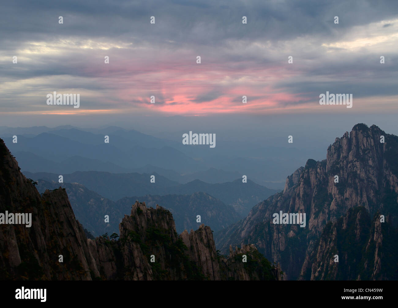 Tramonto a colonna in pietra a picco il mare occidentale area gialla huangshan mountain cina Foto Stock