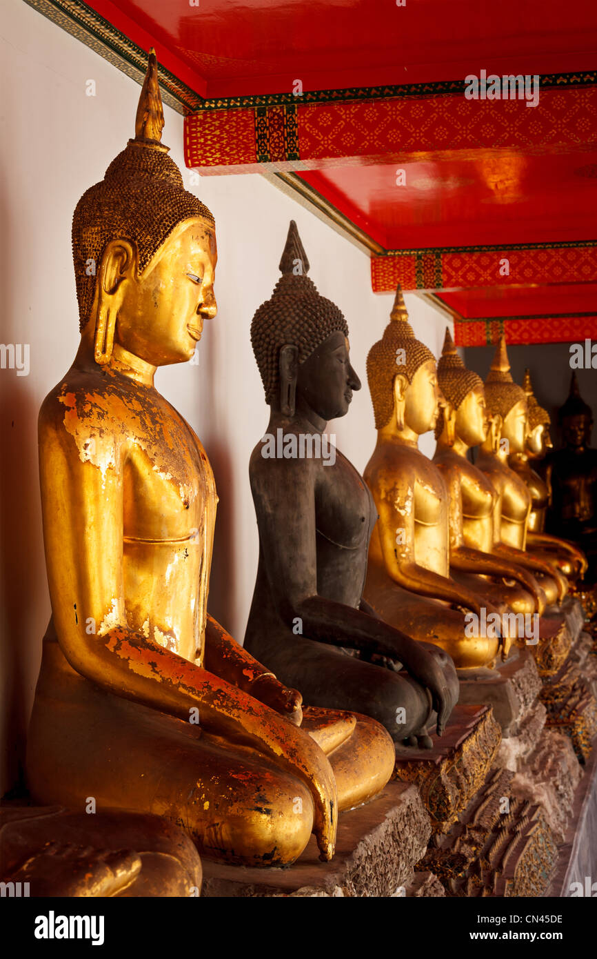 Budda seduto vicino fino statue vicino. Wat Pho tempio di Bangkok, Tailandia Foto Stock