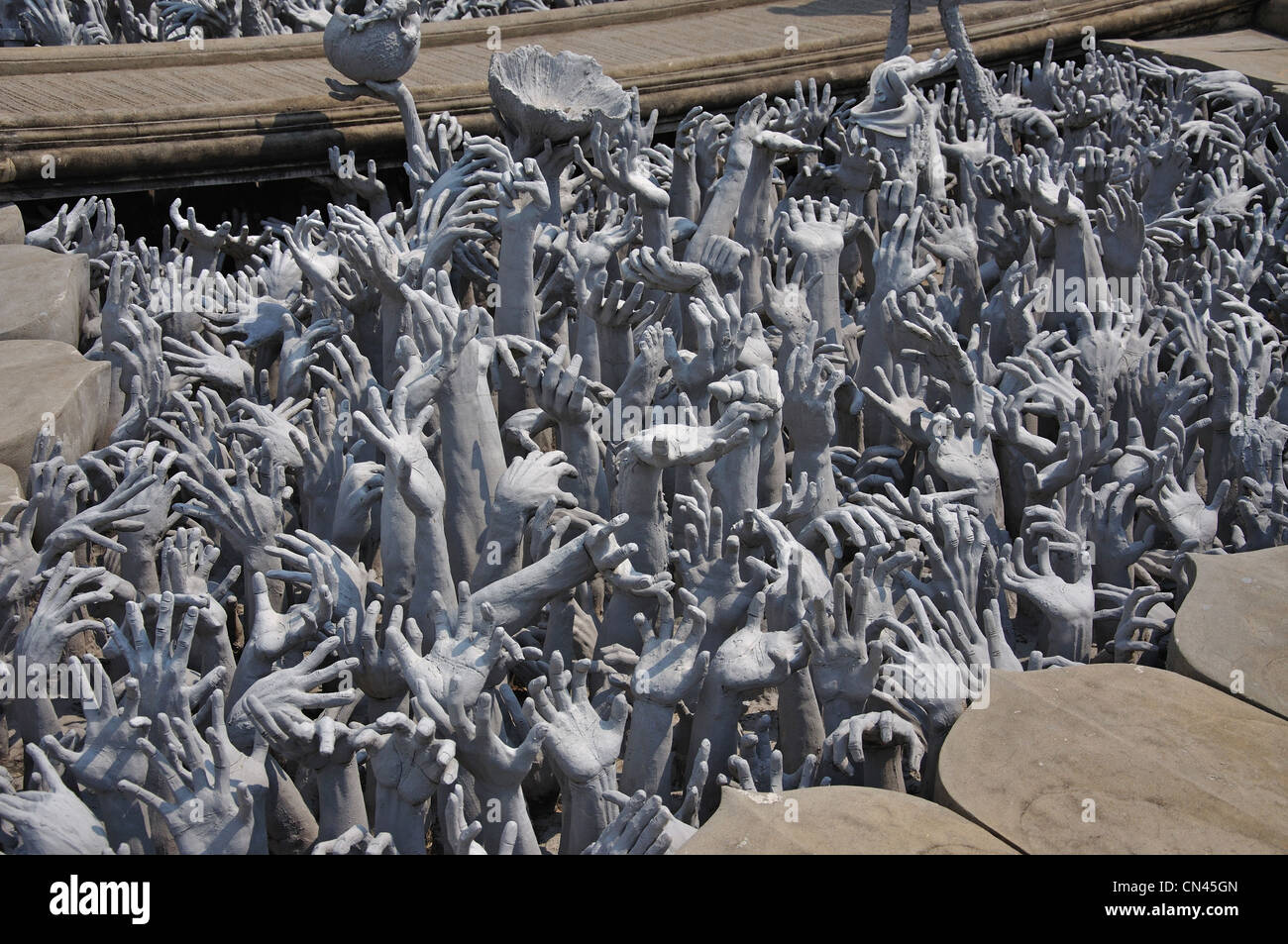 Le mani dall'inferno la scultura al Wat Rong Khun tempio, Chiang Rai, provincia di Chiang Rai, Thailandia Foto Stock