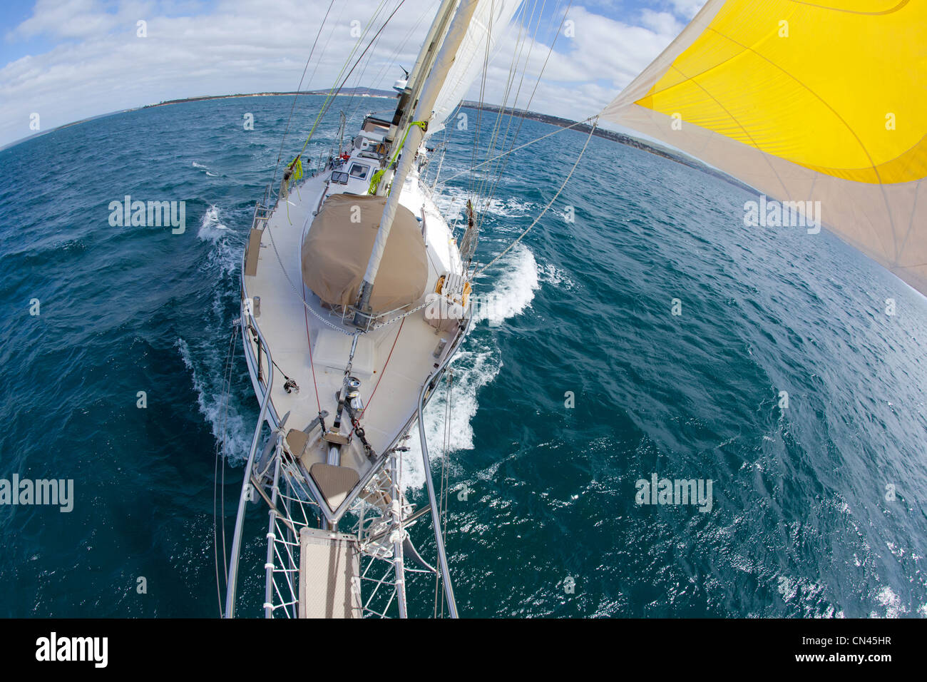 Fish Eye dalla prua di una barca a vela mentre Foto Stock