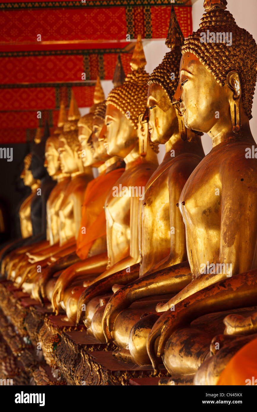 Budda seduto vicino fino statue vicino. Wat Pho tempio di Bangkok, Tailandia Foto Stock