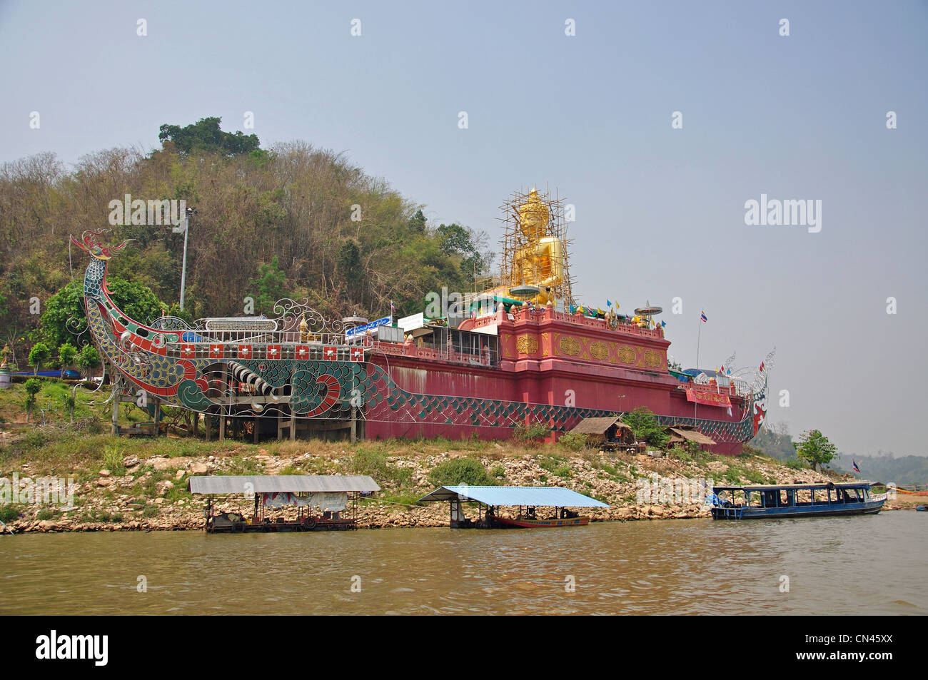 Buddha gigante dal fiume Ruak, Chiang Saen Distretto, Provincia di Chiang Rai, Thailandia Foto Stock