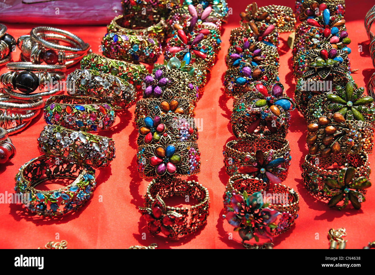 Gioielli in vendita nel mercato turistico, Don Sae, Pak Tha Regione, Provincia Bokèo, Laos Foto Stock