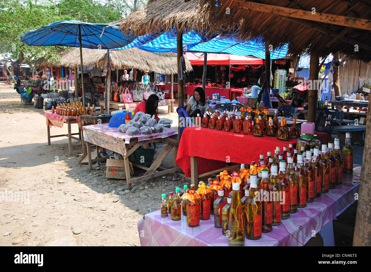 Il mercato turistico, Don Sae, Pak Tha Regione, Provincia Bokèo, Laos Foto Stock