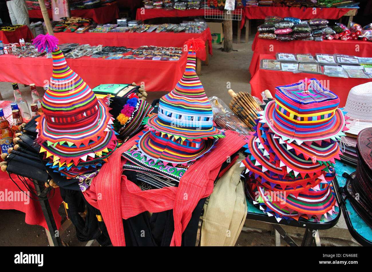 Hill tribe cappelli nel mercato turistico, Don Sae, Pak Tha Regione, Provincia Bokèo, Laos Foto Stock