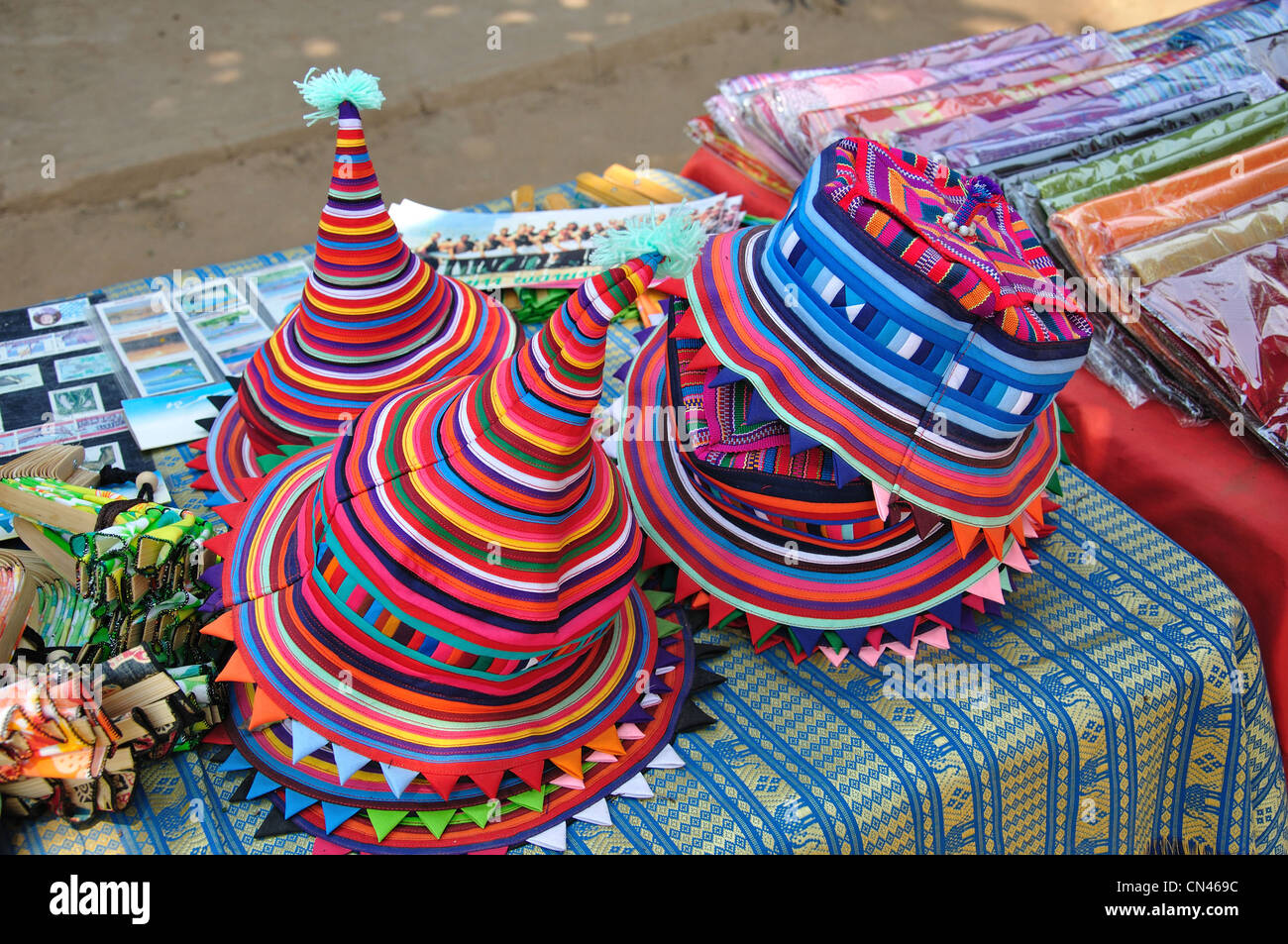 Hill tribe cappelli nel mercato turistico, Don Sae, Pak Tha Regione, Provincia Bokèo, Laos Foto Stock