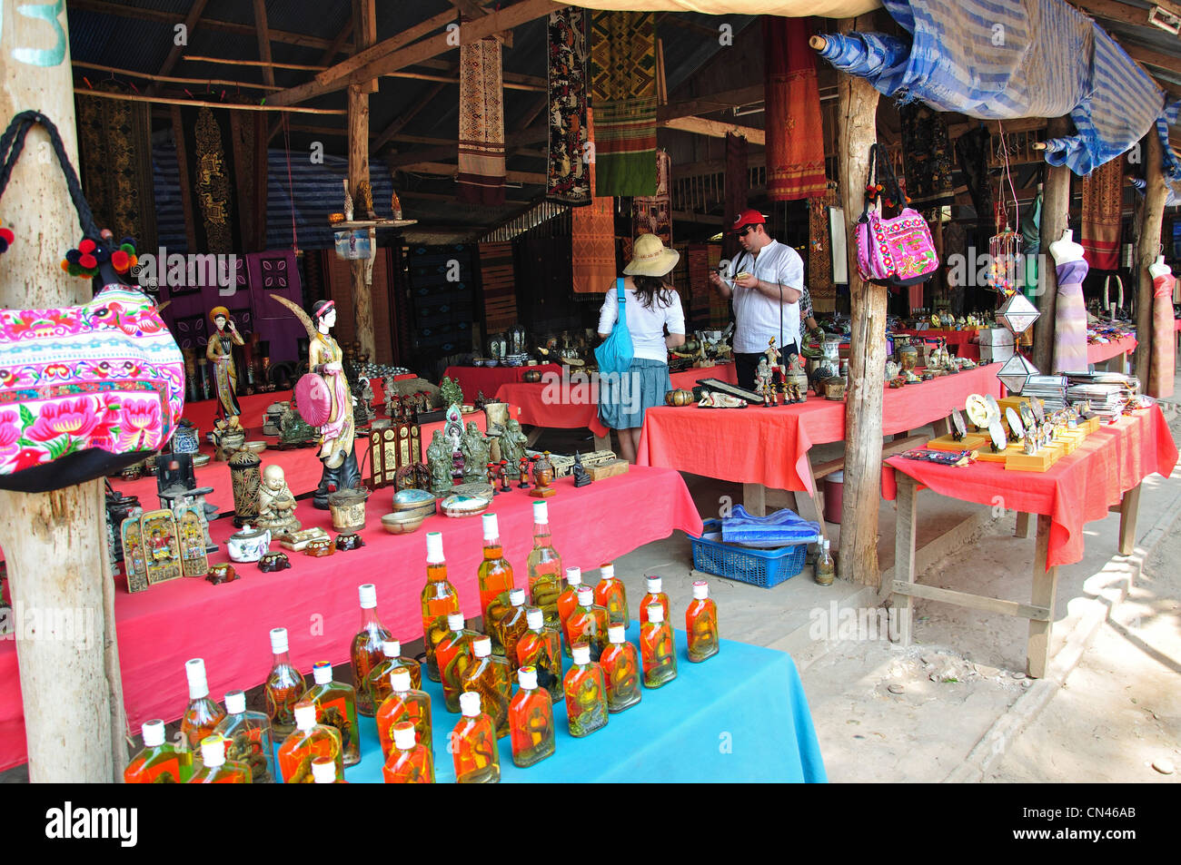 Il mercato turistico, Don Sae, Pak Tha Regione, Provincia Bokèo, Laos Foto Stock