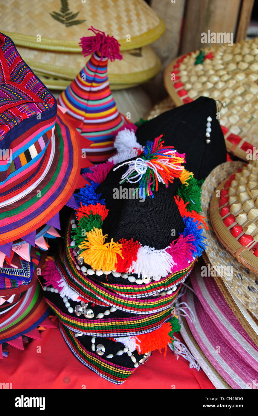 Hill tribe cappelli nel mercato turistico, Don Sae, Pak Tha Regione, Provincia Bokèo, Laos Foto Stock