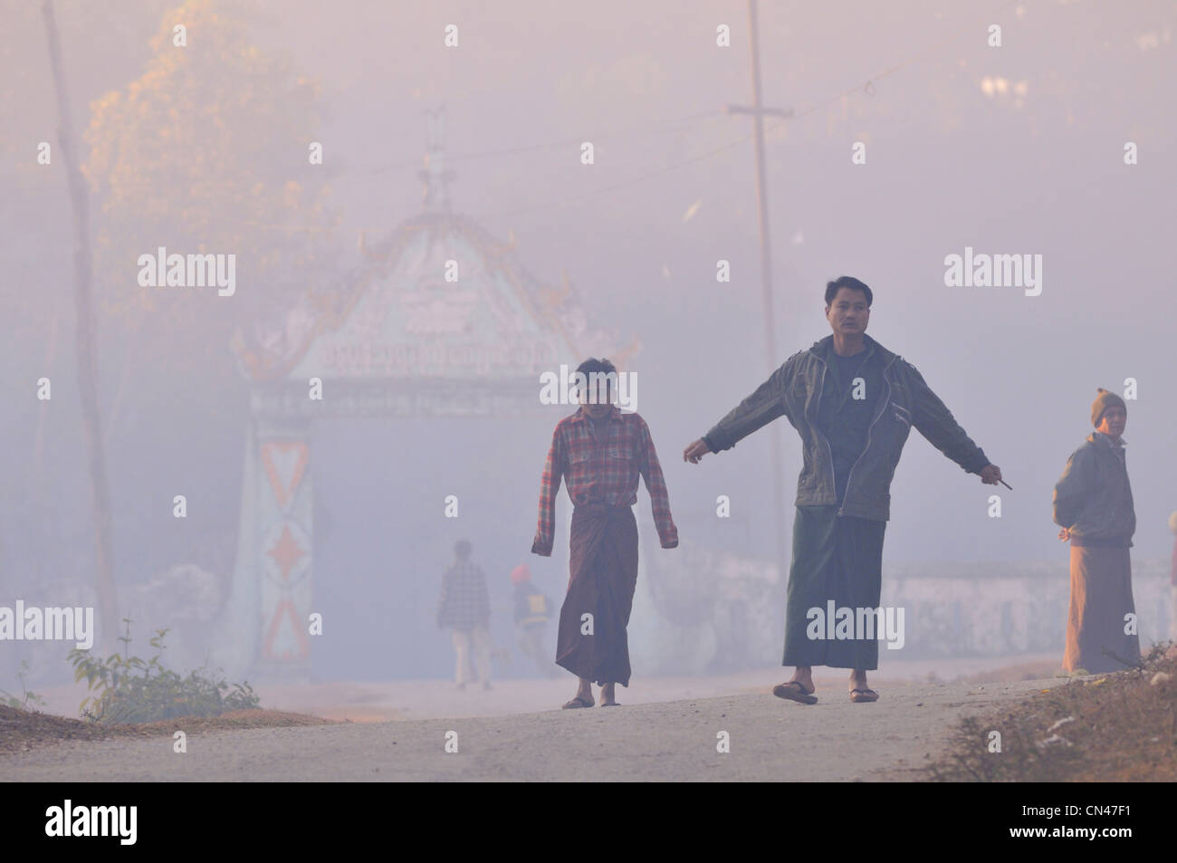 Myanmar (Birmania), Stato di Rakhine (Arakan), Mrauk U, la gente nella nebbia di mattina Foto Stock