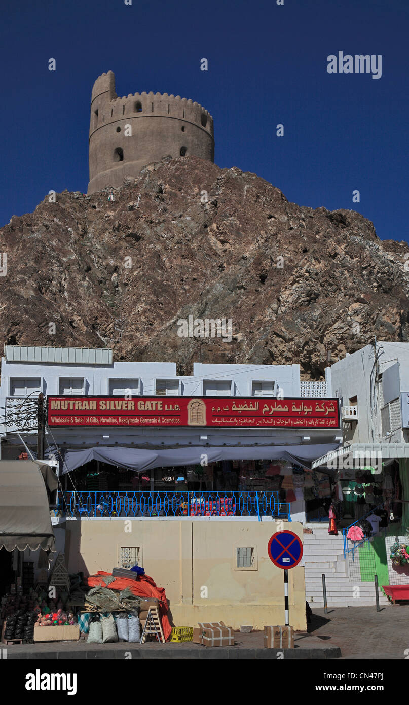 Geschäfte und alter Wachturm, Mutrah, Muscat Oman Foto Stock