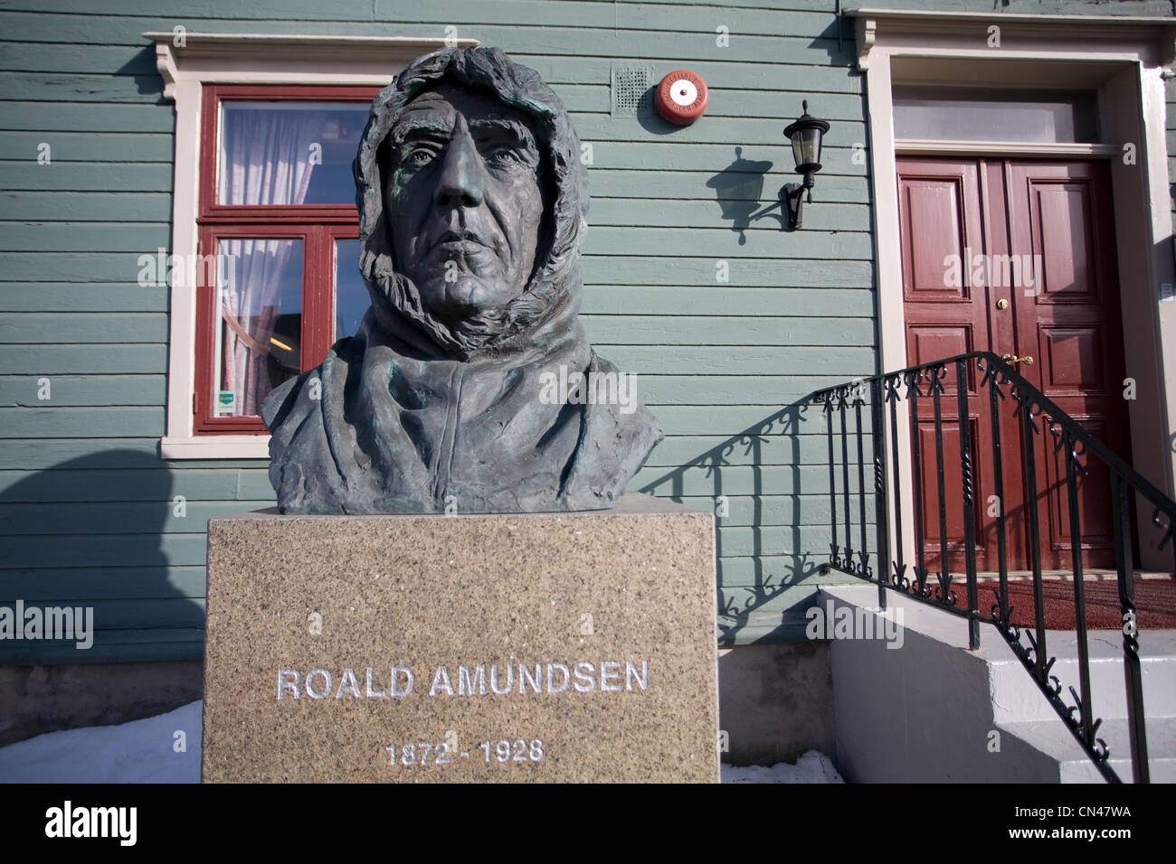 Norvegia, Troms County, Troms, statua di explorer Roald Amundsen (1872-1928) di fronte al museo polare della città Foto Stock