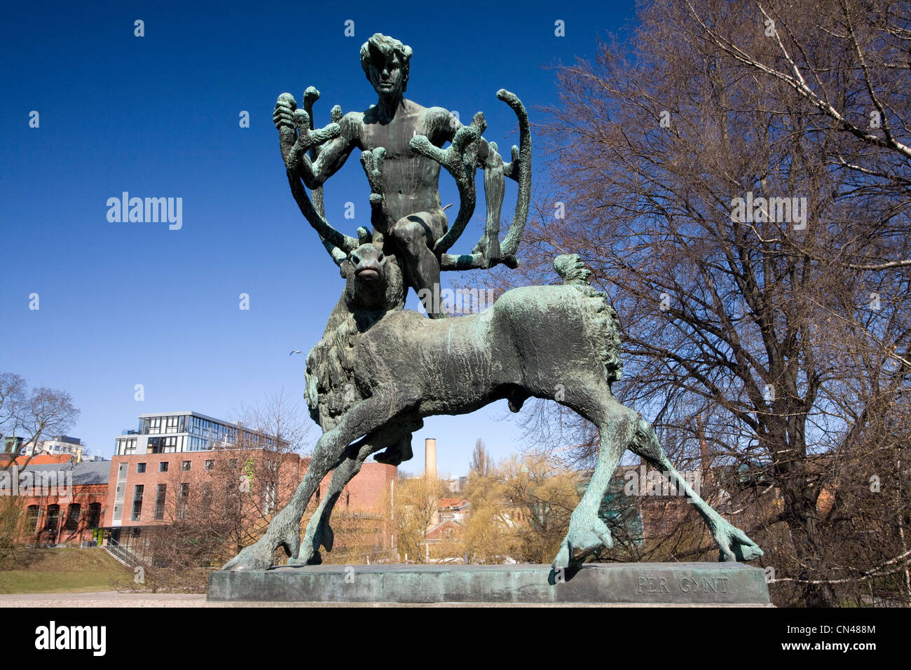 Norvegia, Oslo, scultura in bronzo di artista Dyre Vaa sull'Anker ponte (Ancurbrua) sopra il fiume Aker (Akerelva) Foto Stock