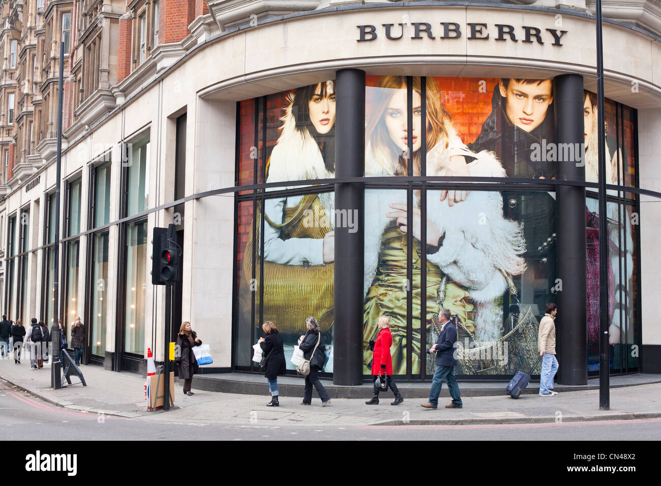 Regno Unito, London, Kensington, il marchio di lusso britannico Burberry fondata nel 1856 Foto Stock