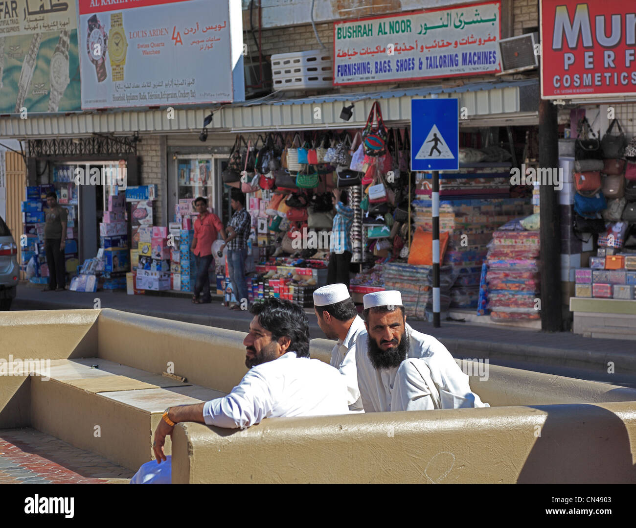 Omanis auf einer Bank im Souk von Mutrah, Muscat Oman Foto Stock