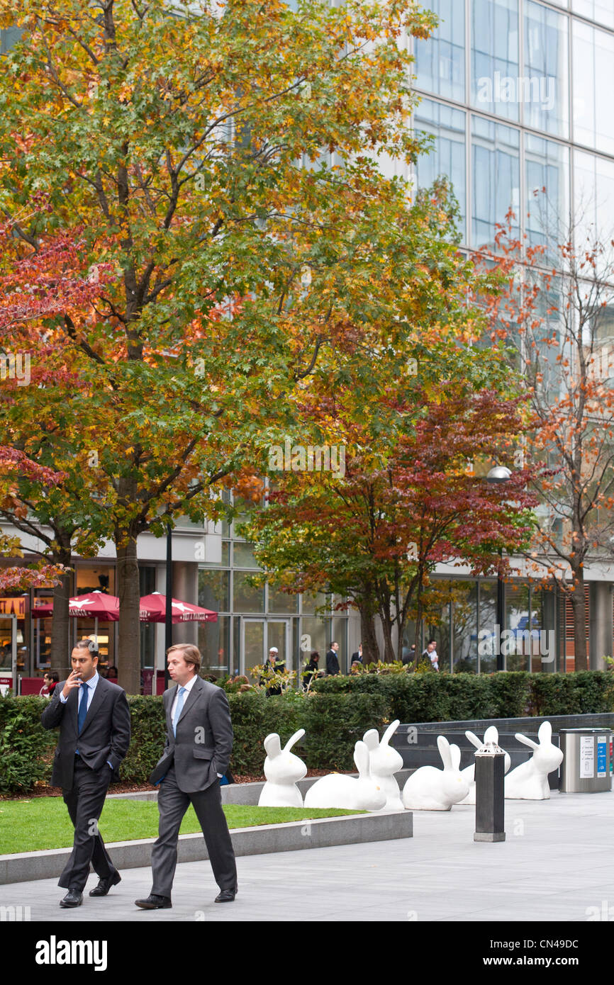 Regno Unito, Londra, vecchio mercato Spitafields, Vescovi Square, uomini di affari a piedi da conigli scultura risalente 2009 chiamato Foto Stock