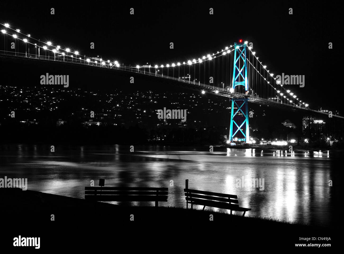 Scena notturna del Cancello dei Leoni ,Si tratta di una foto in bianco e nero, accanto al ponte. Foto Stock