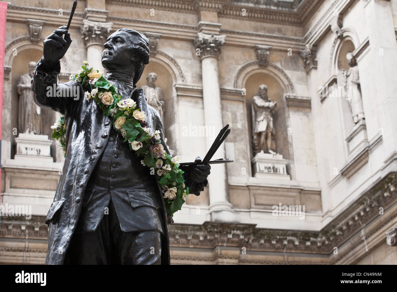 Regno Unito, Londra, Piccadilly, Accademia Reale delle Arti fondata dal re George III nel 1768, la statua della prima accademia Foto Stock