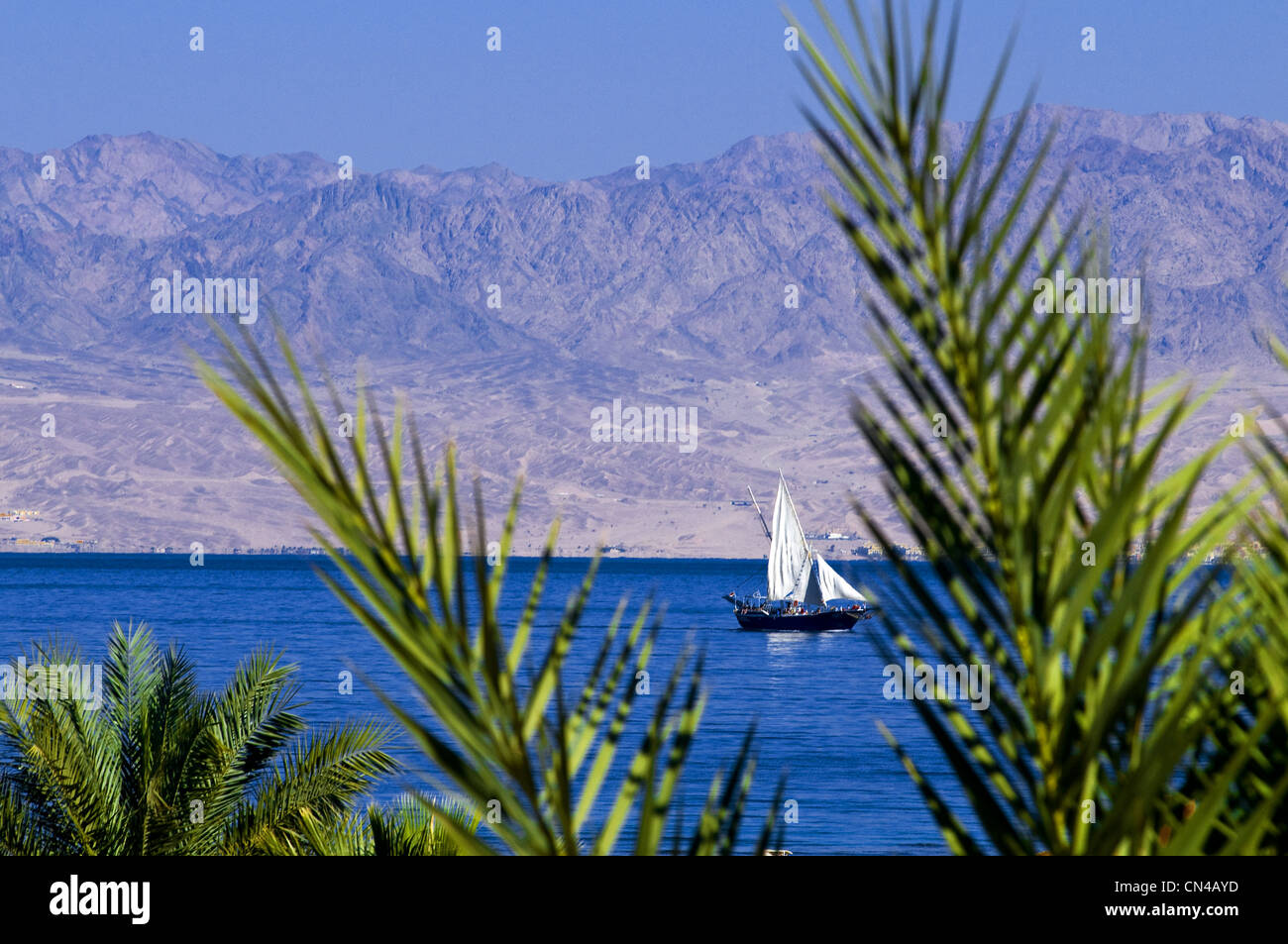 Egitto, nel deserto del Sinai sul Mar Rosso, vista dalla spiaggia di Taba, al largo della costa della Giordania Foto Stock