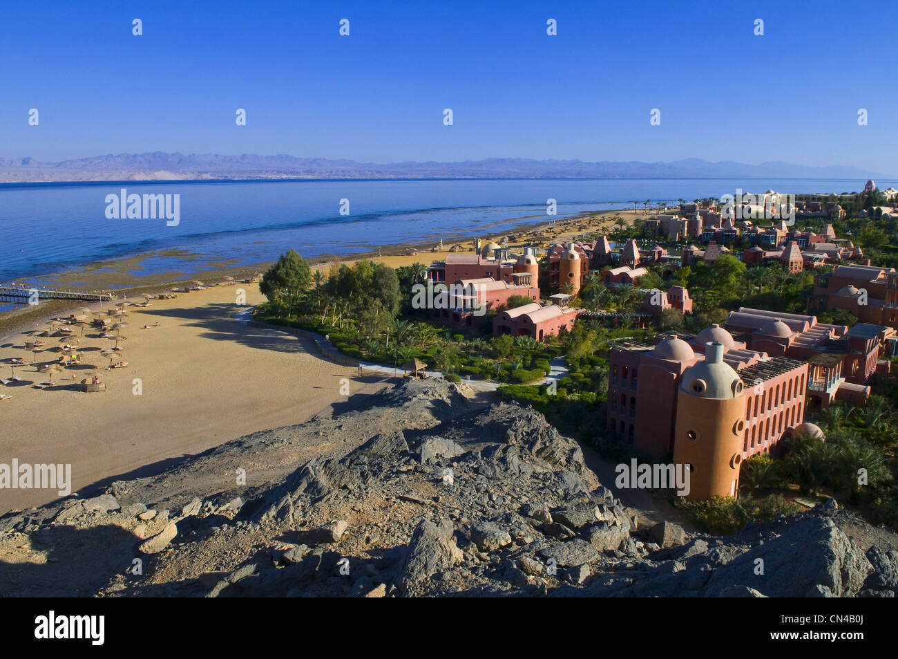 Egitto, nel deserto del Sinai sul Mar Rosso, Taba, spiagge di Hyatt Resort Hotel, al largo della costa della Giordania Foto Stock